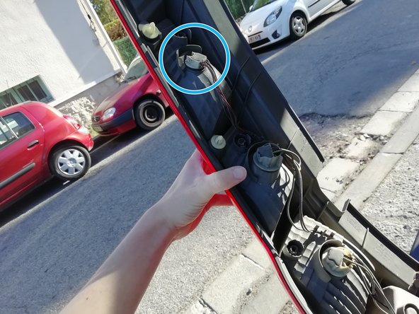 Repérez la position de l'ampoule à remplacer.