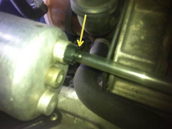 Emboîtez une durite de diamètre intérieur 6mm sur la vis de purge et déposez l'autre bout de la durite dans votre récipient.