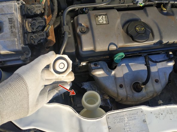 fermer le bouchon de vase d'expansion et laisser tourner au ralenti quelques minutes pour s'assurer qu'il n'y a pas de fuite, puis couper le moteur