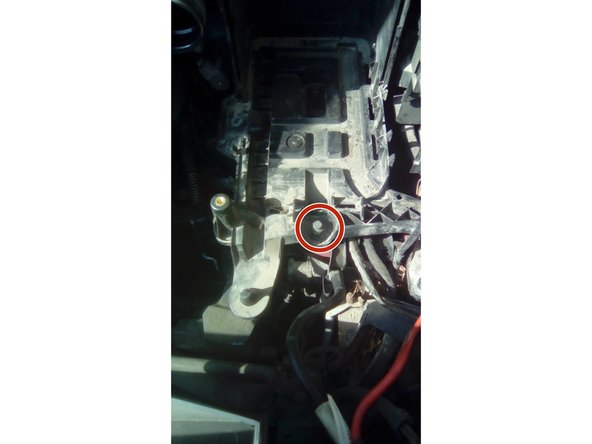 déclipsez  le cache d'entourage de la batterie.