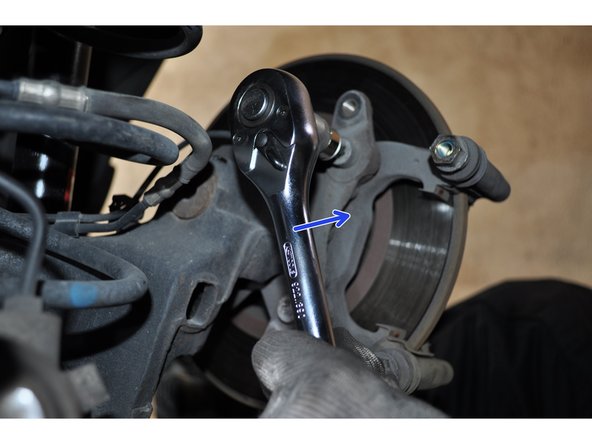 Déposer le support d'étrier maintenu par deux vis Torx T50.