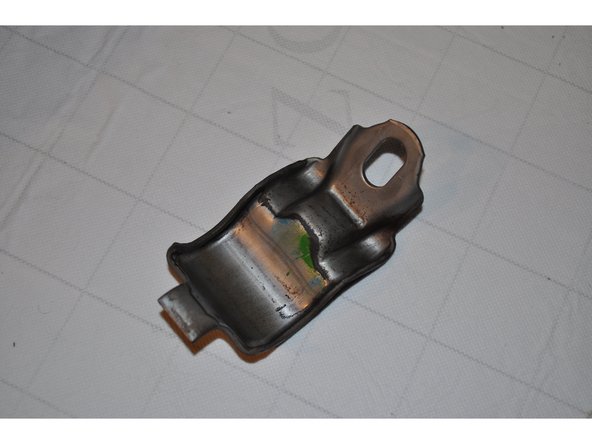 Nettoyer la bride et la barre stabilisatrice avant d'installer le nouveau silentbloc.