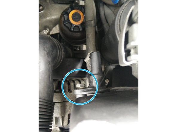 Dévisser la vis qui maintiens le capteur sur la boite à air