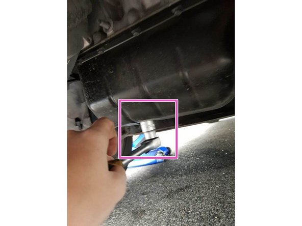 Une fois le filtre à huile changé, vissez votre nouvelle vis avec le joint à l'aide de votre cliquet et une douille de 21.