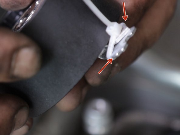 Reposer le galet tendeur dans son emplacement