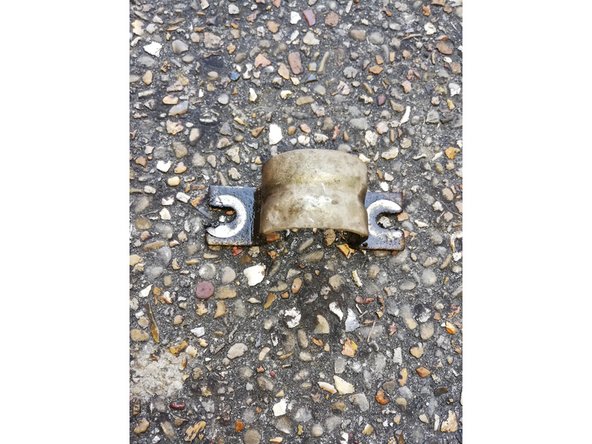 
Once the cage is free, simply remove the silentbloc by its split part.
