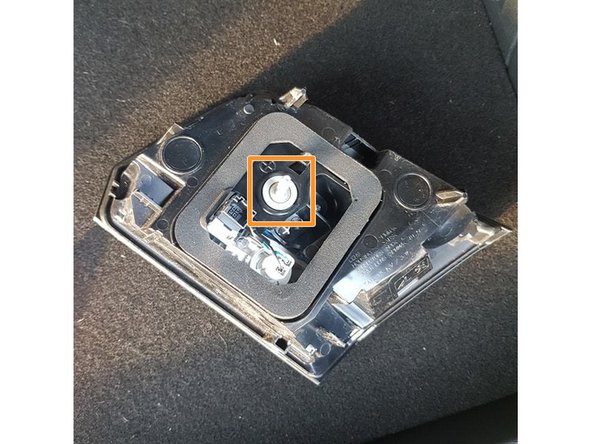 Nous avons maintenant accès à l'ampoule du feu de recul.