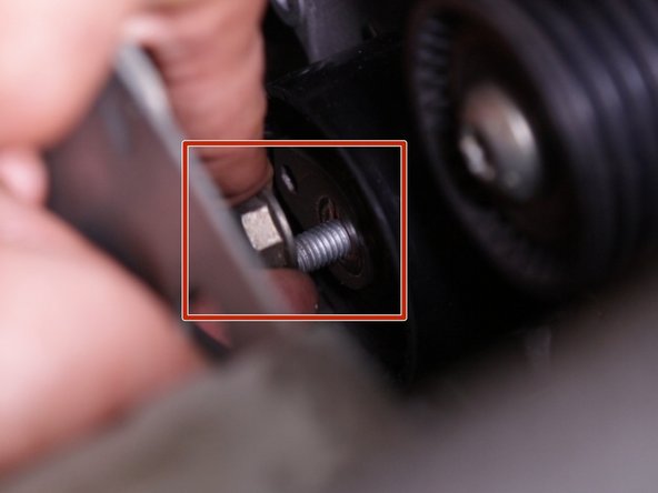 Retirer l’écrou du galet tendeur et enlevez le