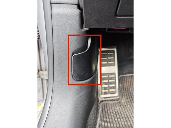 
Sous le tableau de bord, localisez la manette d'ouverture du capot et la tirer vers soi.
