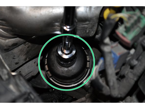 Utiliser une douille de 27 mm et une clé dynamométrique pour serrer à la valeur indiquée sur la cloche,