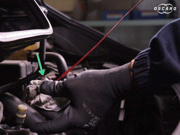 Retirer la jauge d'huile et essuyer la avec un chiffon