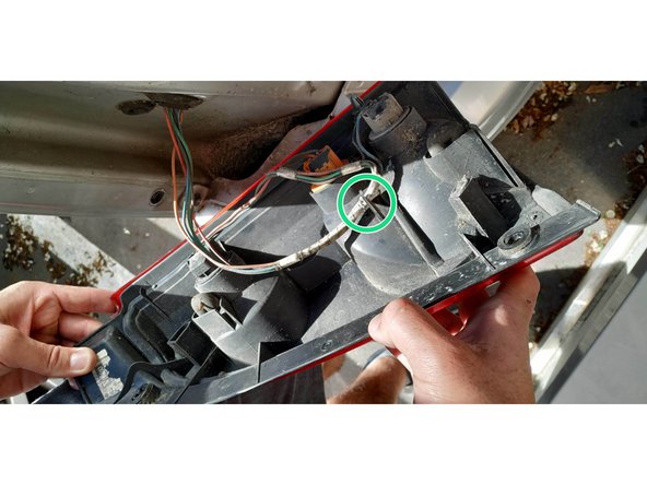 re-clipser le câble d'alimentation principal dans son support pour ne pas qu'il s’abîme.