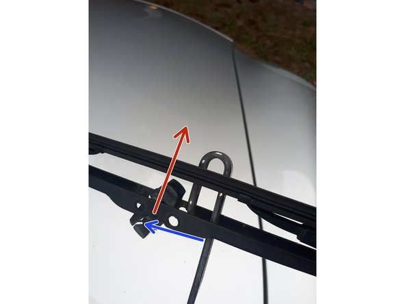 Faire glisser l'essuie-glace vers la gauche (flèche bleue)