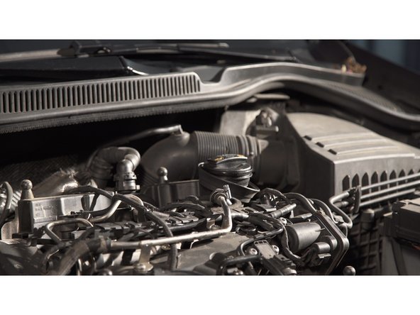 Retirer le cache moteur en tirant dessus