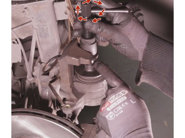 Placer le repousse piston sur l’étrier puis tourner la manivelle pour faire reculer le piston