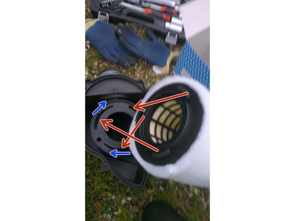 Alors là, c'est plus ou moins délicat. La 1ère photo vous montre que les 3 encoches du filtre vont sur les 3 logements du capot.