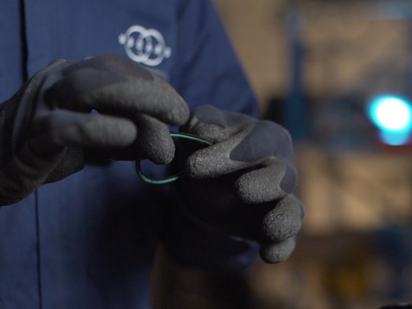 Une fois le joins totalement lubrifié, placez-le sur la cloche