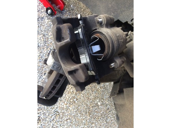 Mettre en place les plaquettes neuves ( positionner la plaquette avec les guides en acier dans la partie creuse du piston )