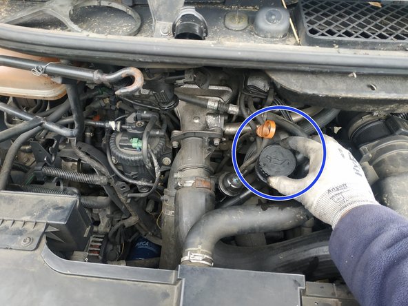 contrôler le niveau à la jauge : l'encoche du bas représente le mini, celle du haut le maxi (compléter si nécessaire: on cherche à être juste en-dessous du maxi)