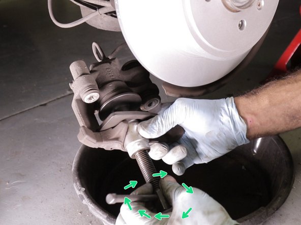 Placer le repousse piston sur l’étrier et repousser le piston en tournant sur la manivelle