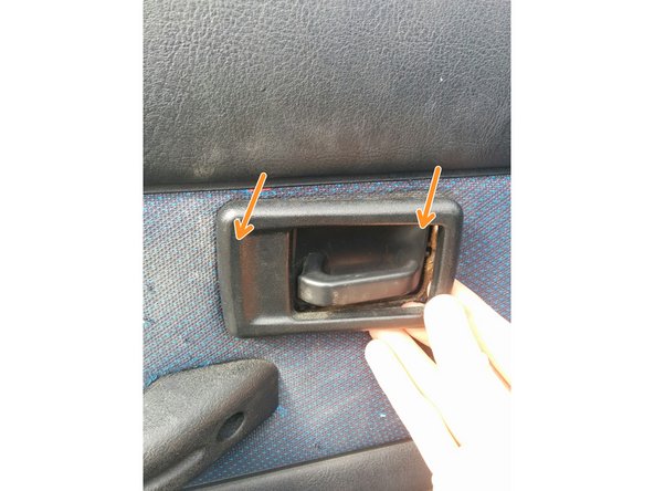 Déposer le contour du levier en tirant vers vous