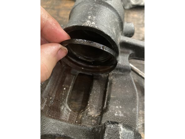 puis retirer le joints dedans l’étrier