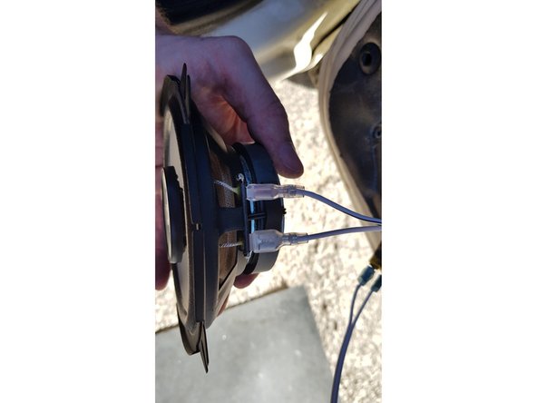 Préparez les câbles en y mettant les 2 cosses mâles (qui ne sont pas fournies) puis branchez le tout.