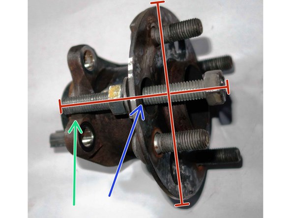 Pour compléter l'explication du positionnement des boulons d'extraction. Après le retrait du roulement de moyeu usé, ces photos montrent le positionnement correct des vis + rondelles + écrous...