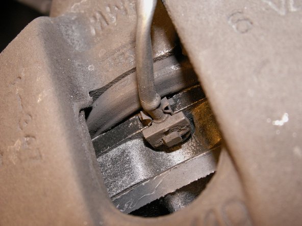 Sur ce système de freinage le piston n'est pas vissé. Pour installer les plaquettes qui sont bien plus épaisses que les anciennes il faut repousser le piston. On le fait simplement avec la main ou avec un morceau de bois pour ne rien endommager.