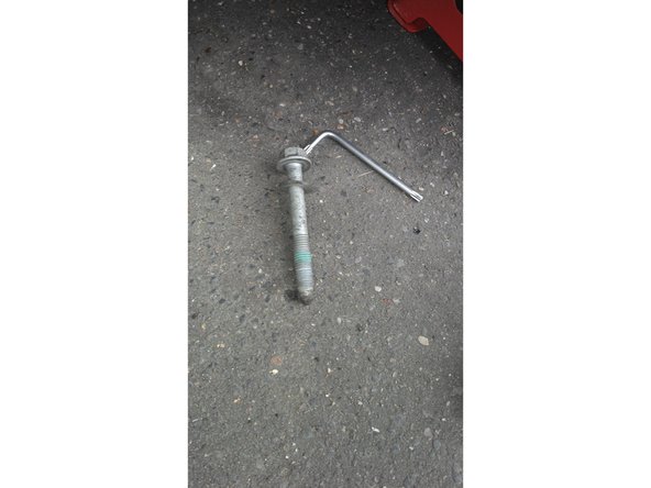 En photos les 2 vis . Celle pointue c'est celle d'en haut et celle droite c'est celle d'en bas. N'ayez pas peur de forcer pour les dévisser