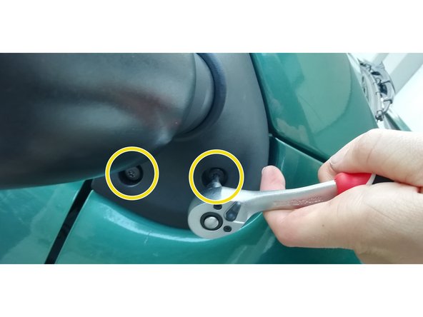 De l'extérieur, revissez les deux vis Torx.