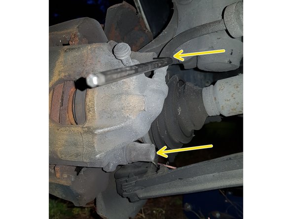 Avec une clé BTR de 6mm dévissez les 2 vis de l'étrier.