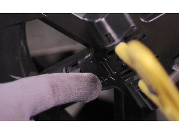 Un &quot;clic&quot; sonore indique que le loquet métallique est revenu dans sa position initiale.