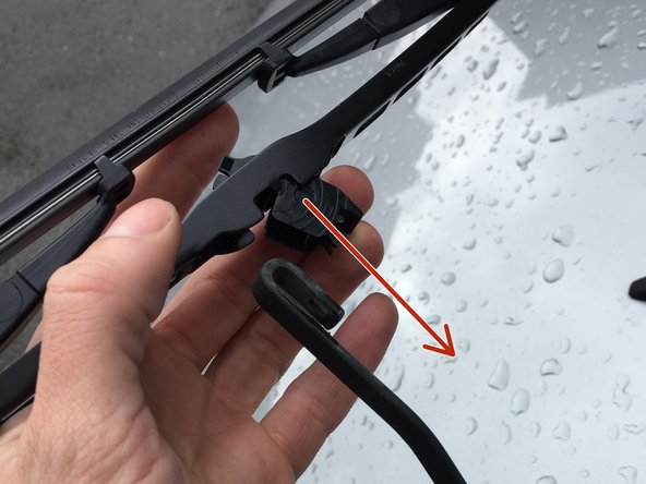 Placez le support à 90°C du balais