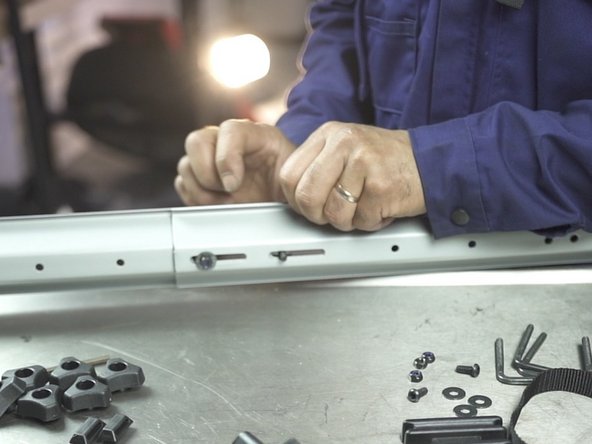 Placer deux vis dans les trous dédiés