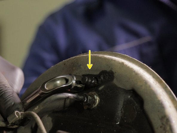 A l'aide d'une clé à pipe de 10 retirer la vis du maître cylindre