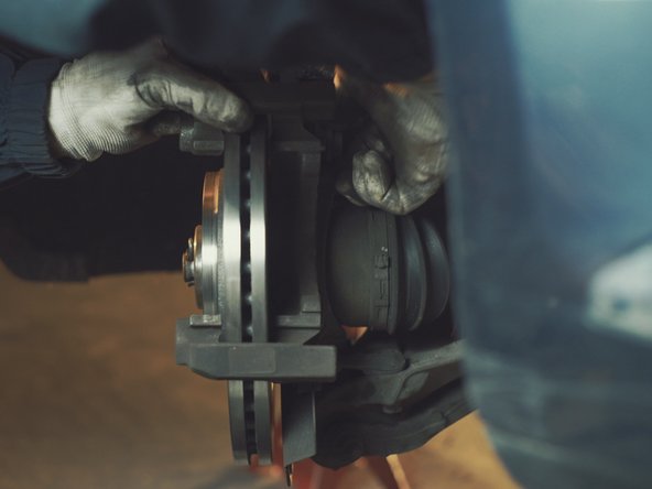 Replacer la chape d'étrier sur le moyeu