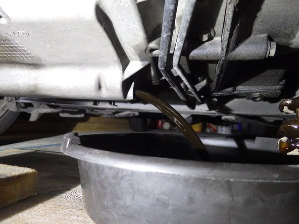 Laisser l'huile s'écouler dans la cuvette (prévoir une cuvette de 5 litres pour être à l'aise.