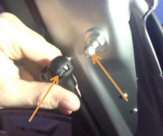 Tirez sur le vérin pour l'extraire de la rotule.