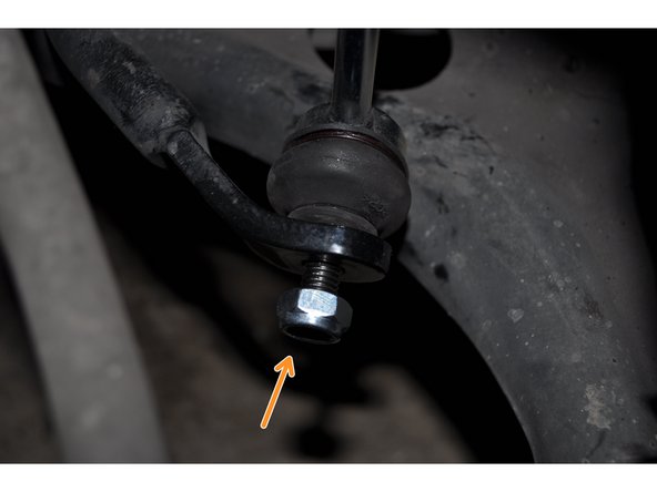 De la même manière que la rotule supérieure, serrer l’écrou sur la rotule inférieure