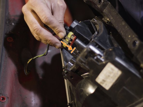 Rebrancher le connecteur à l'arrière du nouveau feu