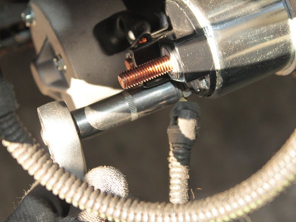 Remettre l’écrou de 10mm et le visser avec la clé à douille.