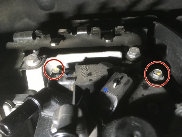 A l'aide du cliquet et de la douille de 8 visser les 2 vis du filtre