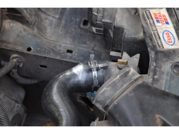 Emmancher la durite sur le radiateur et placer le collier de serrage