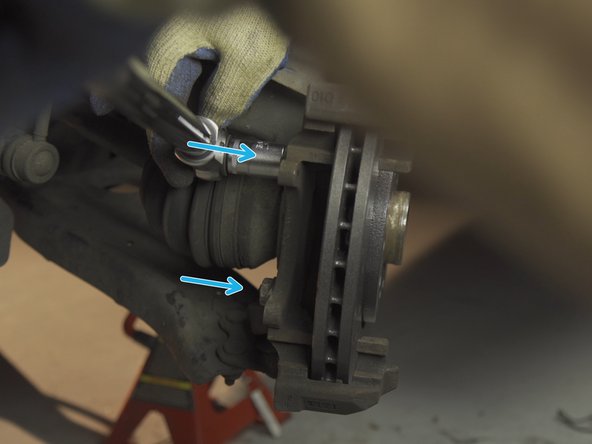 Si possible, serrer les deux vis au couple avec une clé dynamométrique  à une valeur de 75Nm