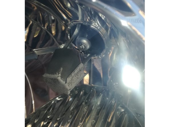 On peut se guider en regardant dans l'optique du phare.