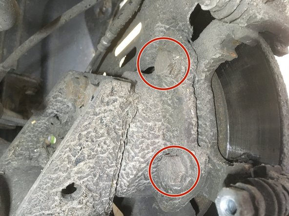 Dévisser les deux vis de 18