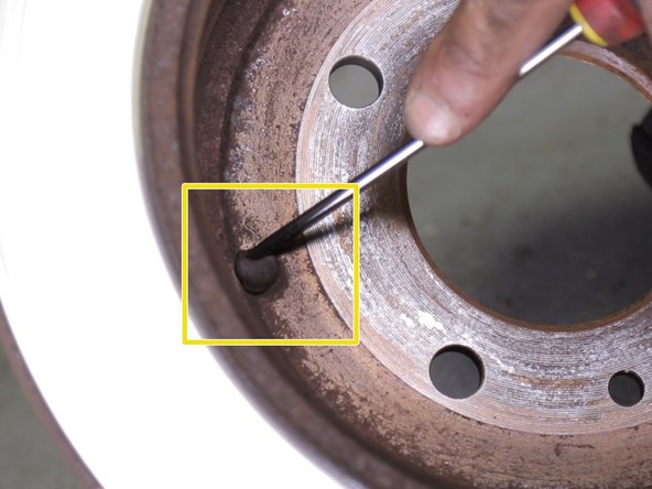 Récupérer le bouchon sur l'ancien et disque et repositionner sue le nouveau disque de frein