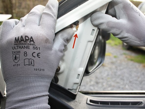 Positionner  la vis de 10 et visser la à l'aide de la clé à cliquet avec douille. Au serrage les clips se mettent en place.