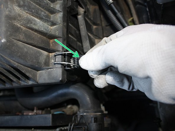 Replacer le couvercle de la boite à air et refermer les 5 crochets de maintien.